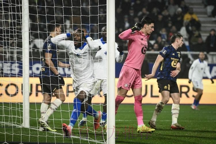 疯狂4-3！法甲6冠王第86分钟绝杀 7黄4红+激烈干架 央视深夜直播